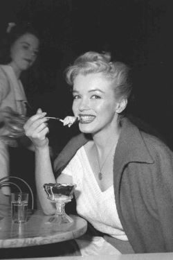 marilyn monroe eating